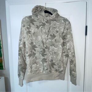 Old Navy Leaf-Print Pullover Hoodie in Beige & Olive